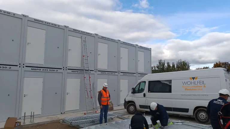 Containerbau in Cottbus – Montage einer zweigeschossigen Raumcontainer-Anlage – WOHLFEIL