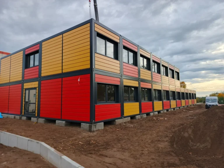 Containerbau in Werder an der Havel – mehrfarbige Raumcontainer-Anlage von WOHLFEIL