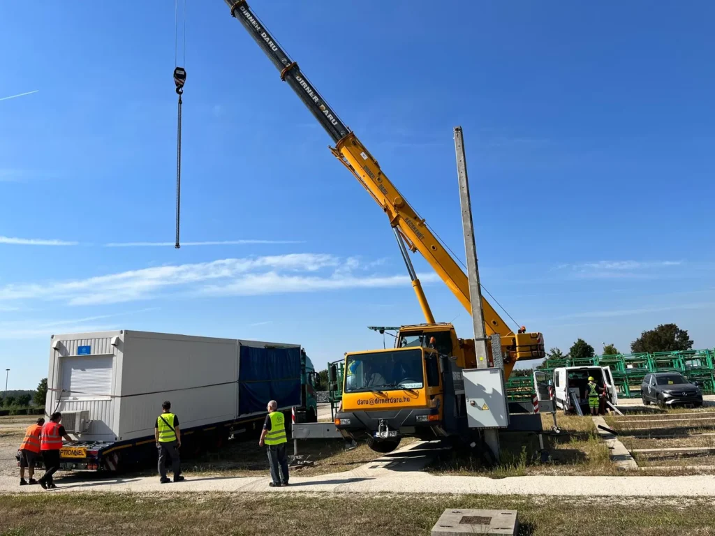 Industrie-Umsetzung in Kecskemét (Ungarn) – Containerverladung mit Mobilkran für die Automobilindustrie – WOHLFEIL