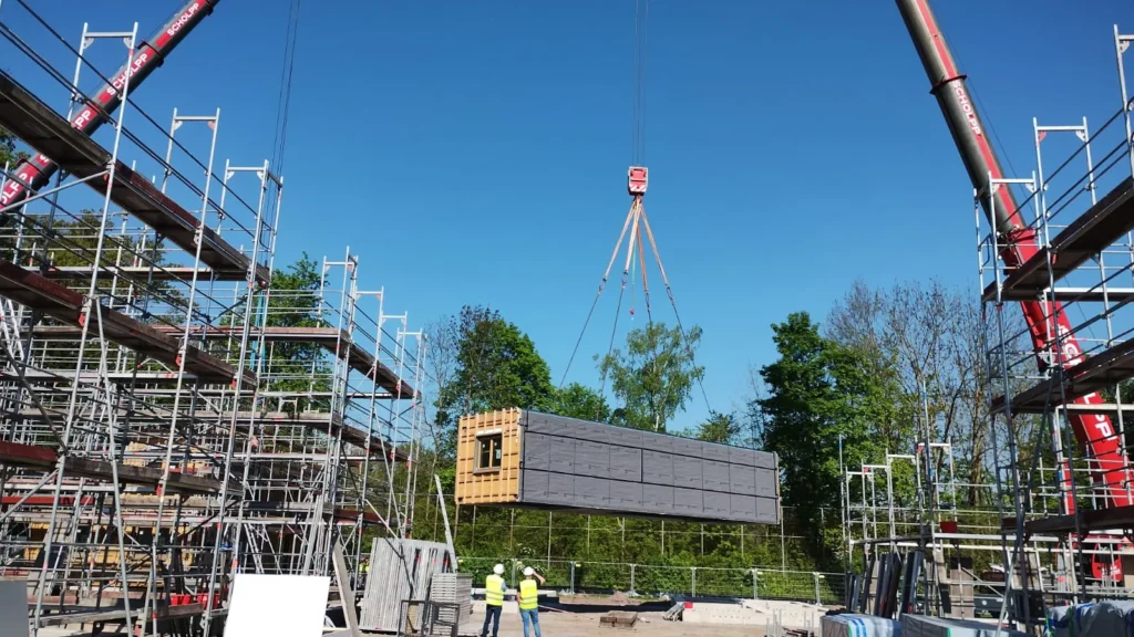Modulbau in Bremen – Mobilkran setzt ein Raummodul am eingerüsteten Bau ab – WOHLFEIL