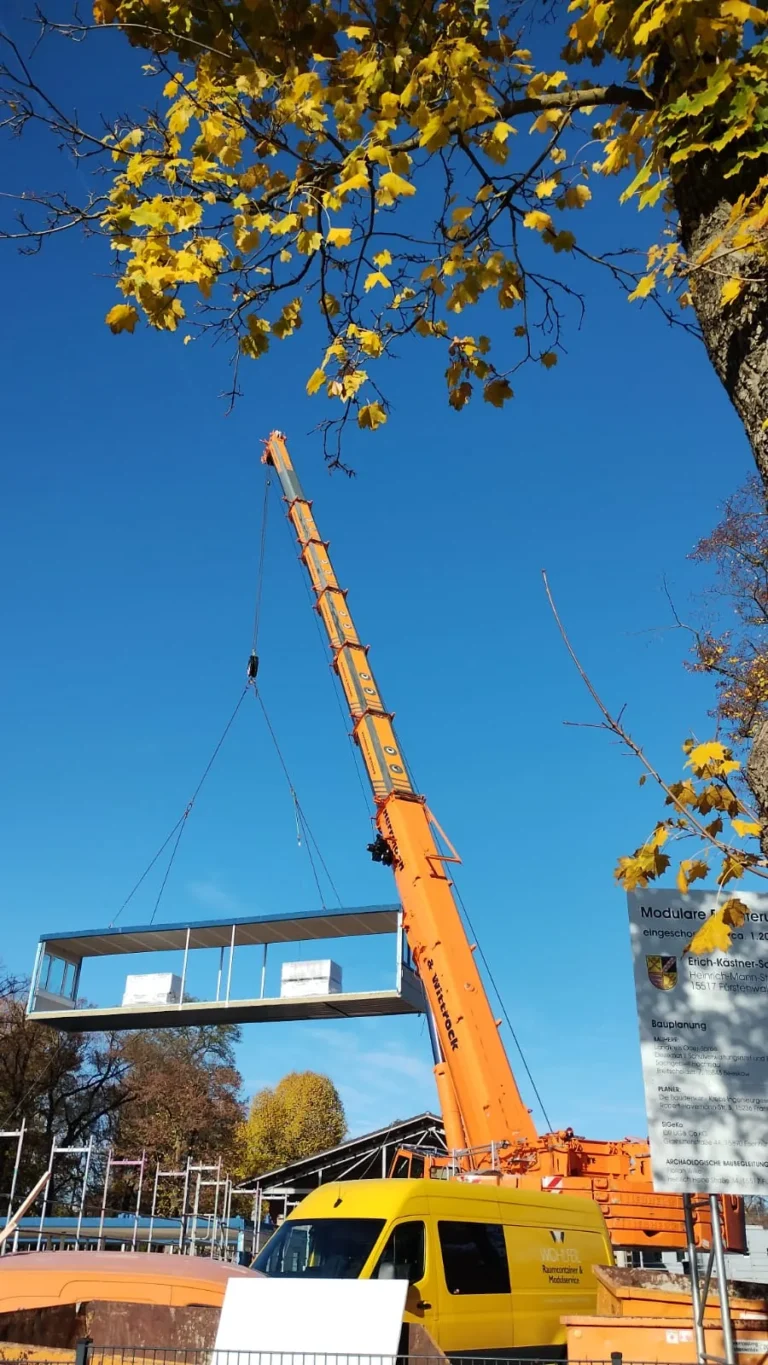 Modulbau in Lichtenfels – Mobilkran hebt ein Raummodul (Schulbau) – WOHLFEIL